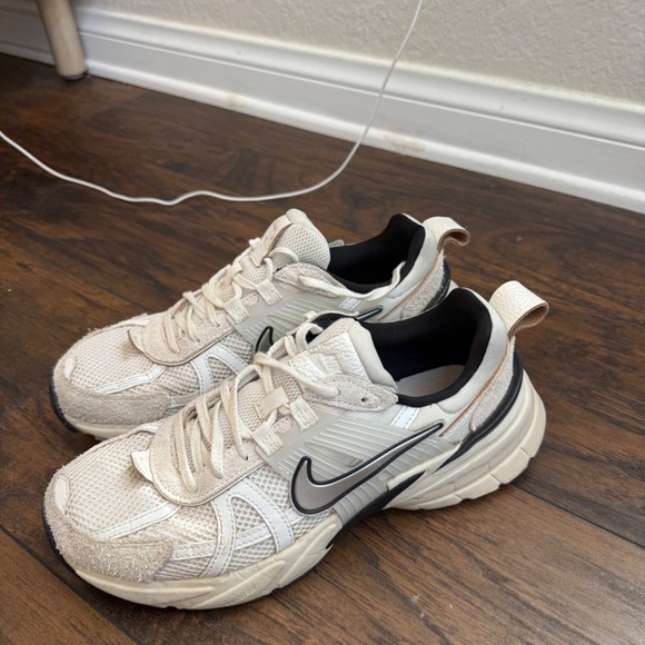 Women’s Nike V2K running shoes - Picture 2 of 5